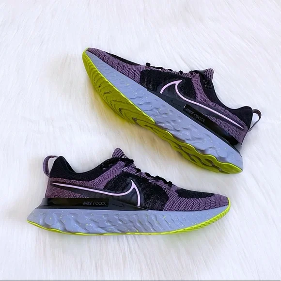 Nike Women’s React Infinity Run Flyknit 2 Trainers - Picture 4 of 9